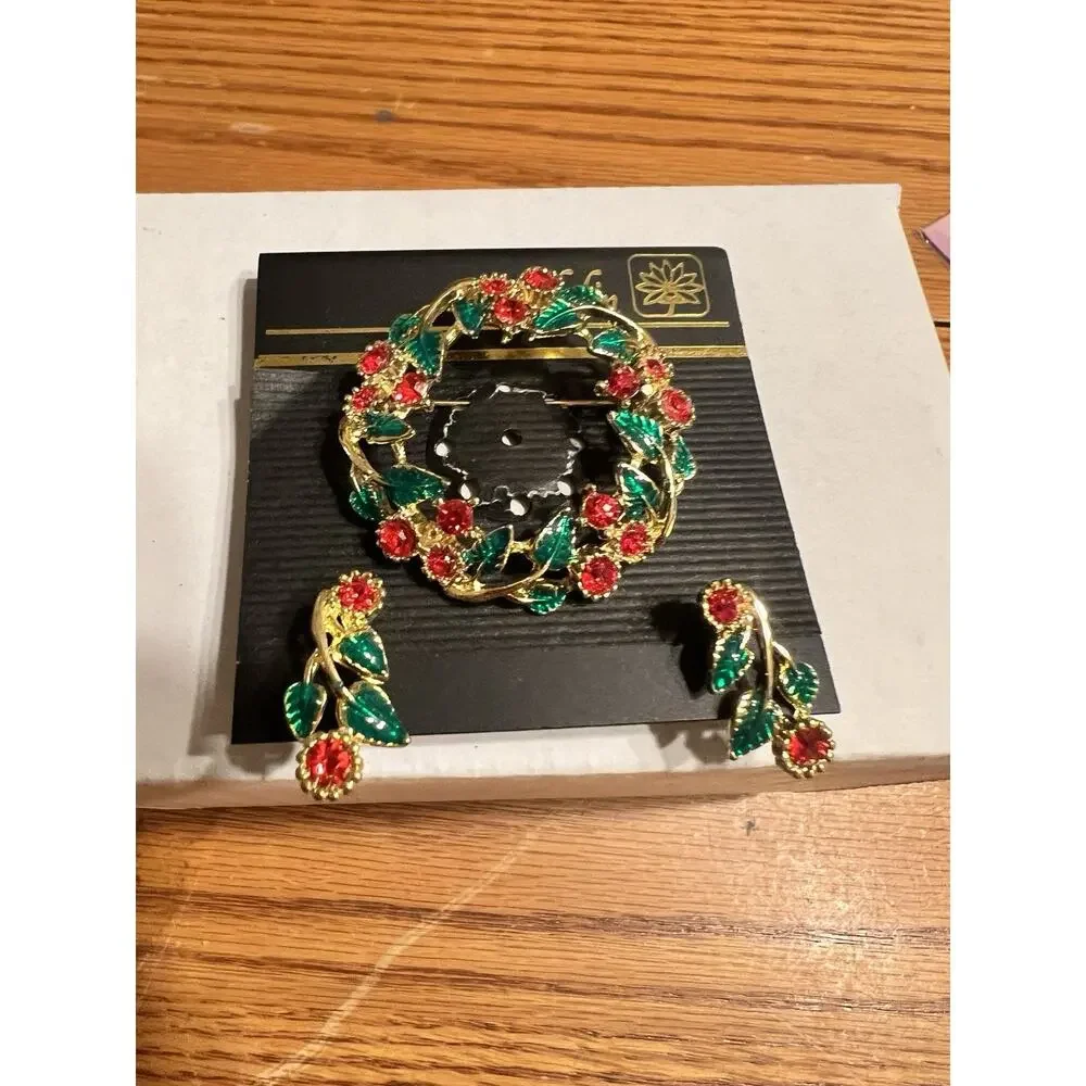 Vintage Christmas Wreath Gold Tone Red Green Pin Brooch Holidays & Earrings